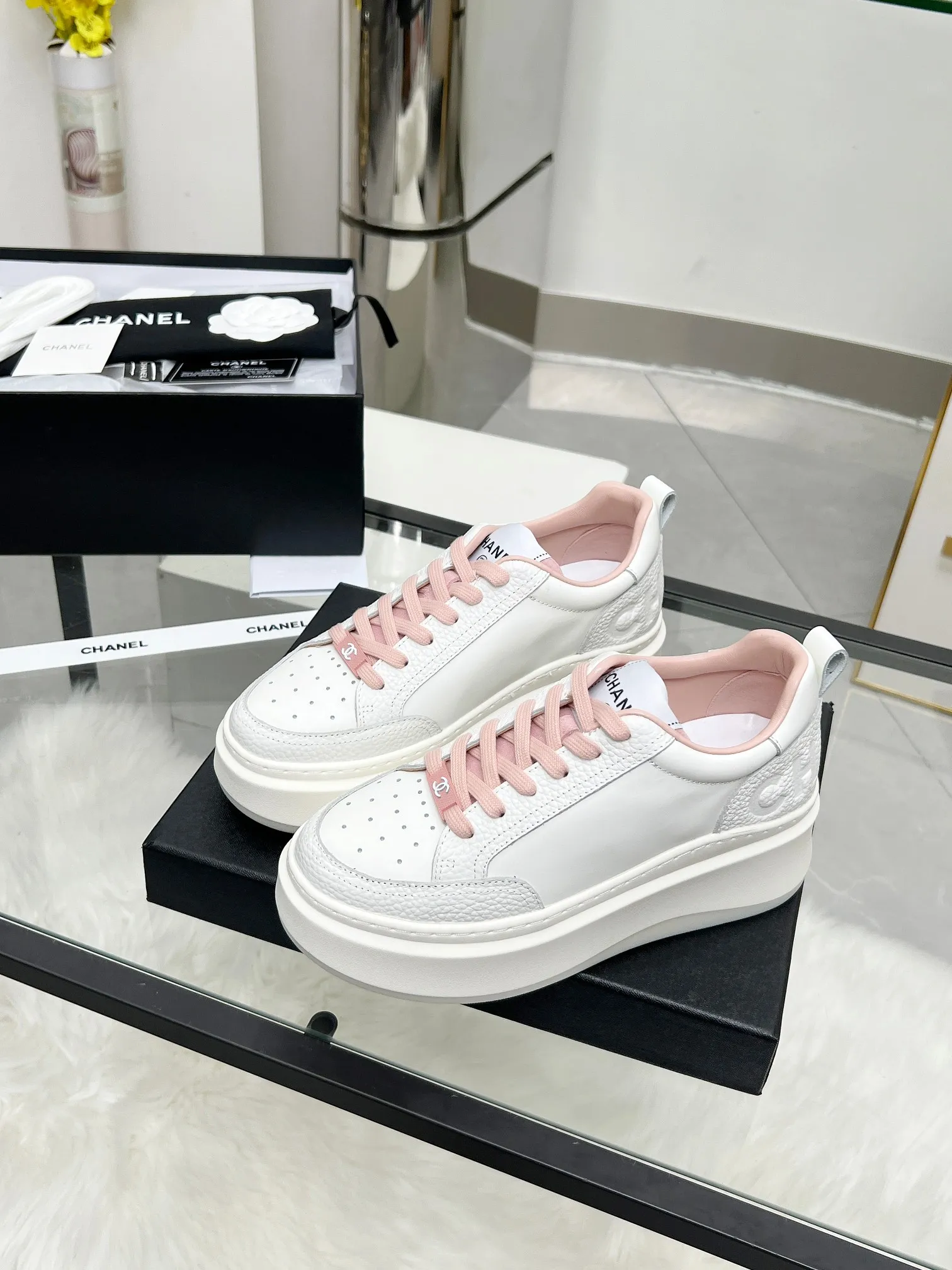 👟👟Ex-factory price 540👟👟 CHANEL 25C spring and summer new sports shoes official website is available at the same time ❤️ Counter out-of-stock kings. Major bloggers are recommending new styles on social days. This season’s new styles are simply eye-catching and look great on the feet. The casual casual sports style is refreshing and natural, interpreting Chanel’s fashionable femininity. The overall customization makes all sports shoes on the market at that time obsolete. This series is now available for sale! The upper is made of custom imported pebbled calf leather ➕ custom frosted calf leather. The lining is made of original one-to-one professionally customized mesh. Hardware accessories. Original full set of molds (not common in the market). Original custom molded TPU combination outsole. Height 4 cm. Women's size 35-39.